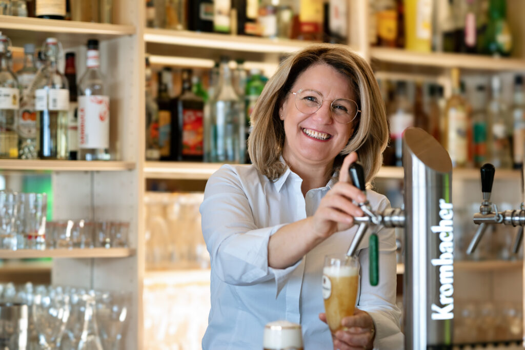 Die stolze Inhaberin des Restaurants Ristorante Pizzeria Calabria in Leubsdorf: Suseta